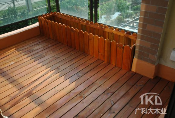 陽臺防腐木地板施工